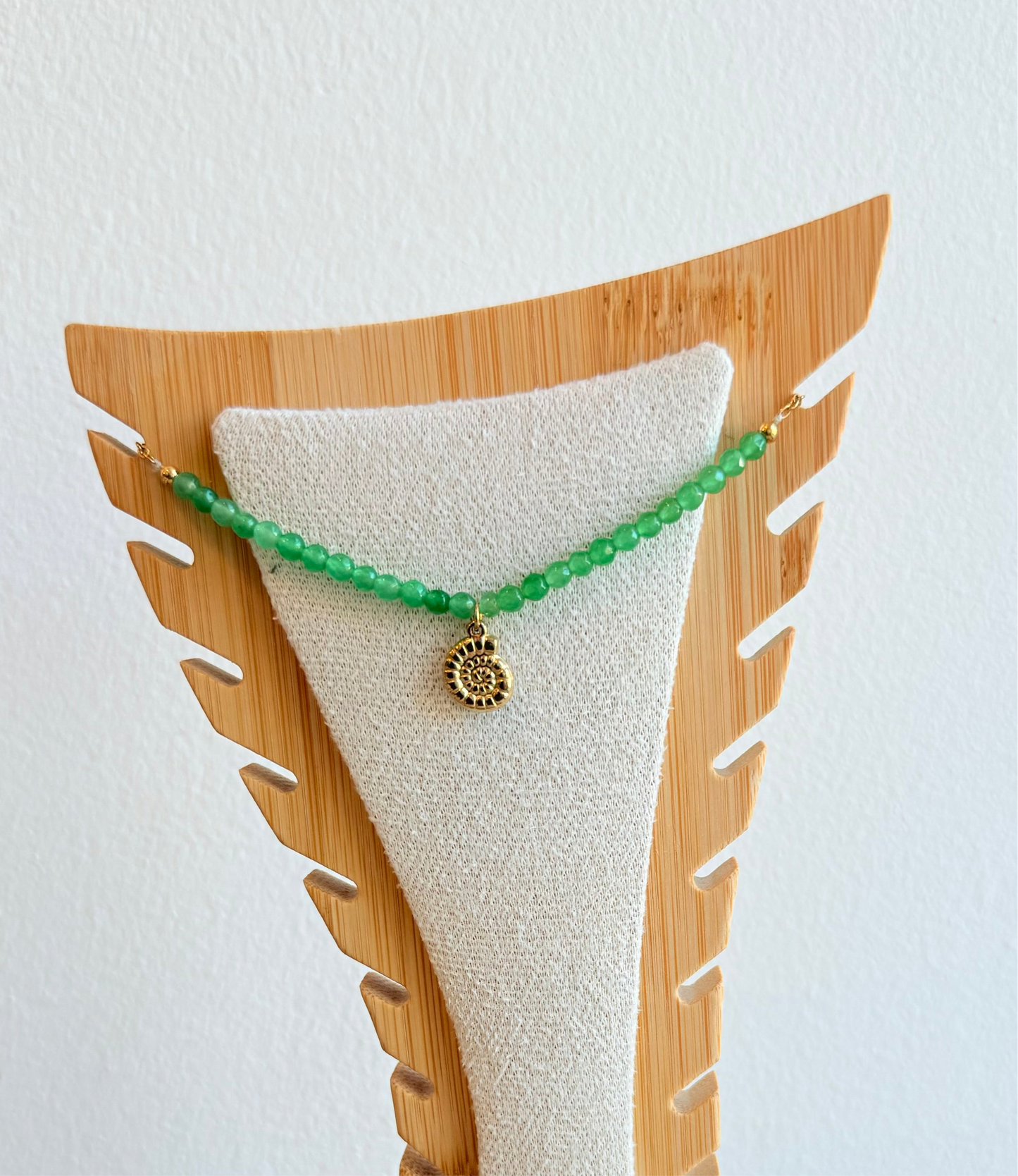 Chaîne de cheville perles vertes & pendentif coquillage doré