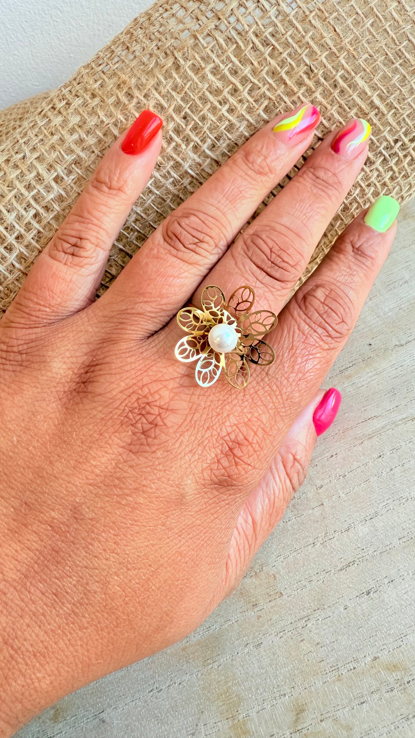 Bague fleur ajourée dorée avec perle blanche