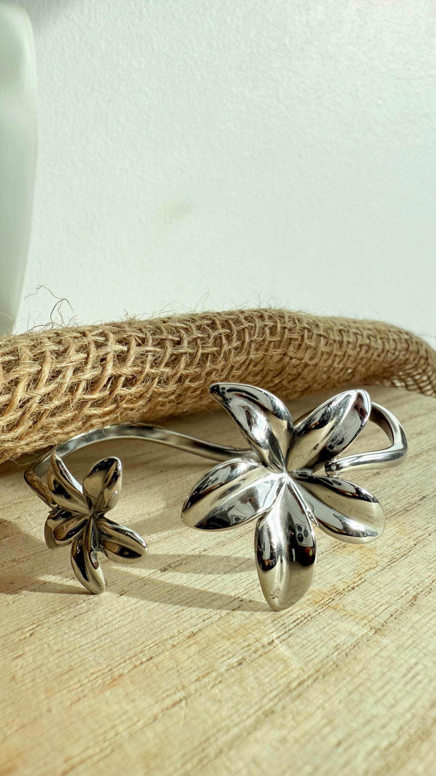 Bracelet ouvert fleur en acier inoxydable