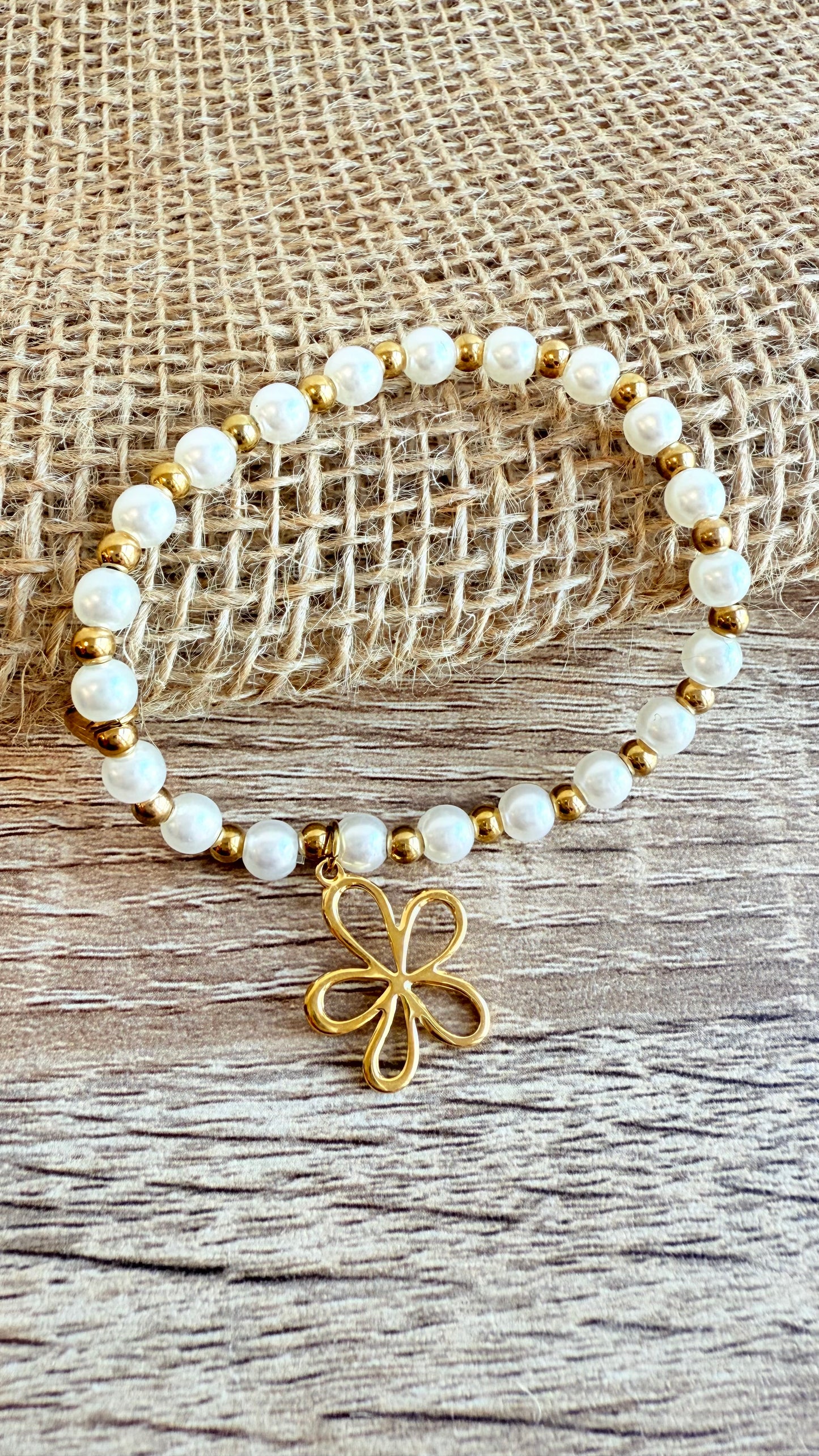 Bracelet perles blanches et dorées Pendentif fleur