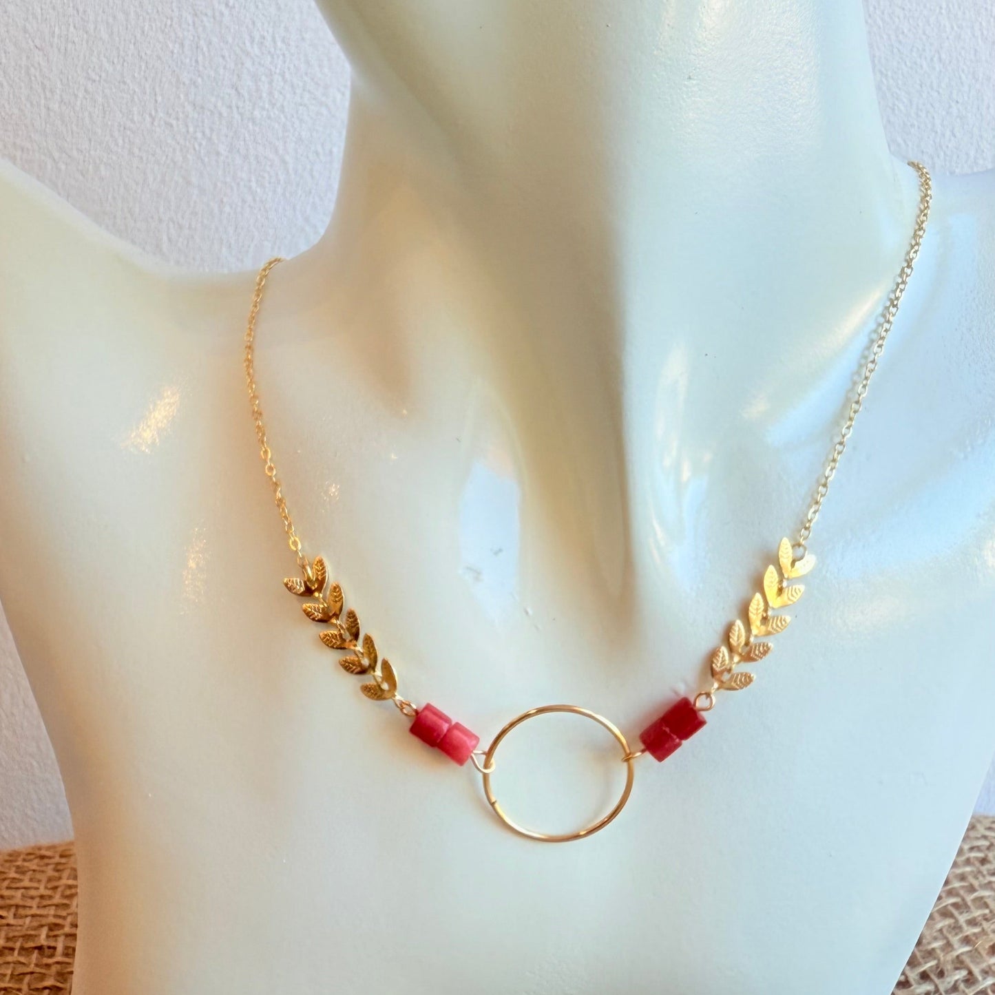 Collier doré feuilles et perles rouges