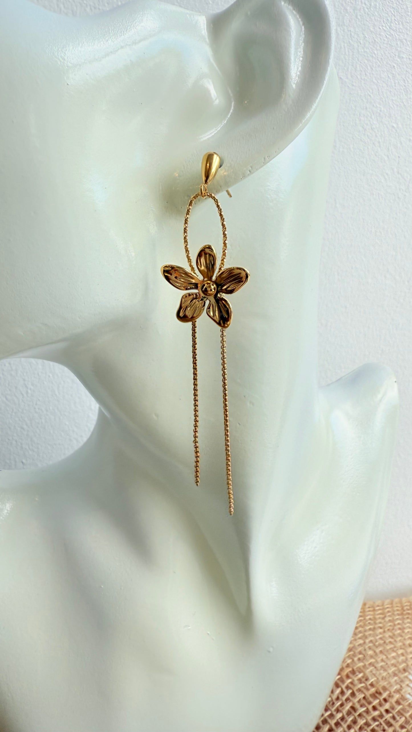 Boucles d’oreilles pendantes dorées à fleurs et chaînes fines