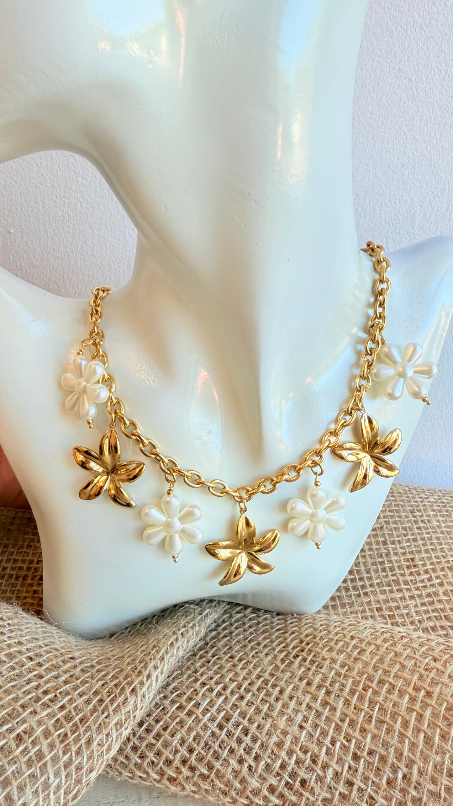 Collier doré fleurs blanches et dorées