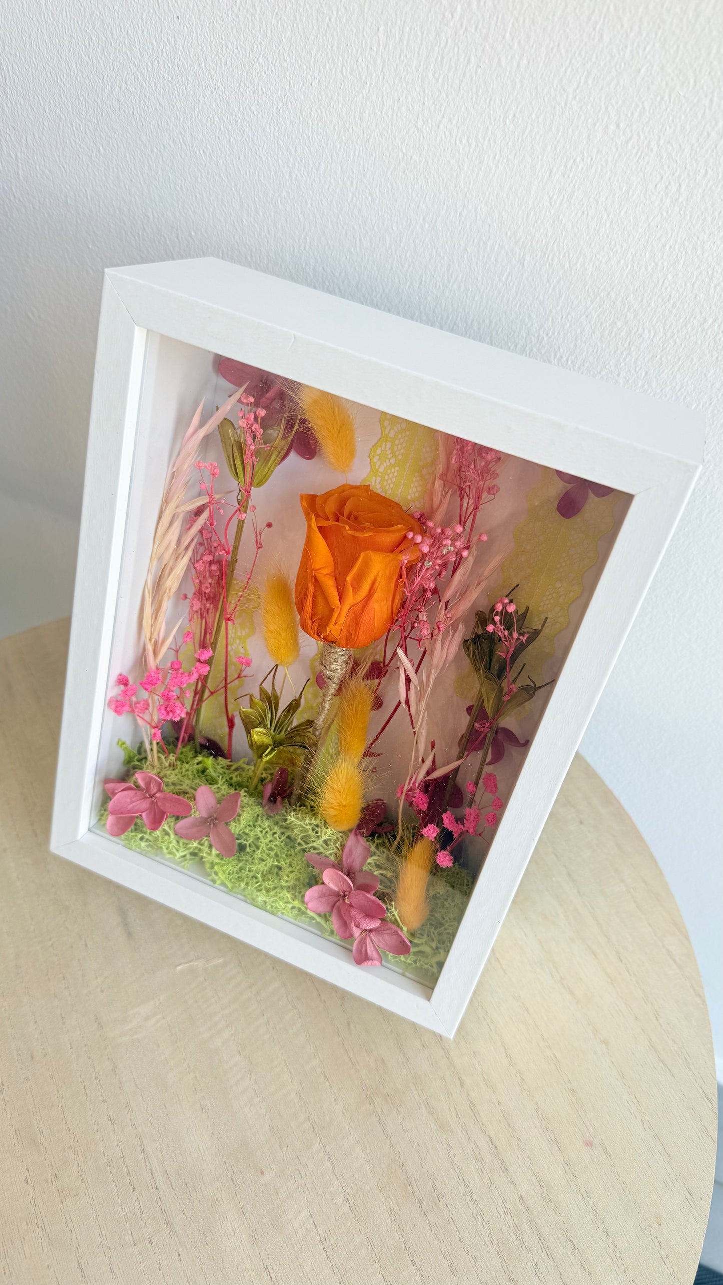 Cadre floral avec rose éternelle orange et fleurs séchées