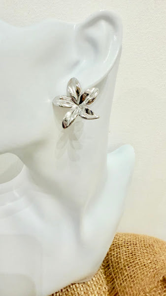 Boucles d’oreilles lys argentées