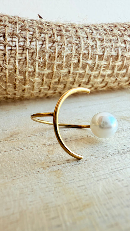 Bague dorée croissant de lune avec perle blanche