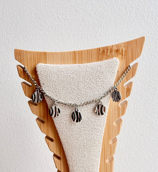 Chaîne de cheville argentée à breloques ondulées