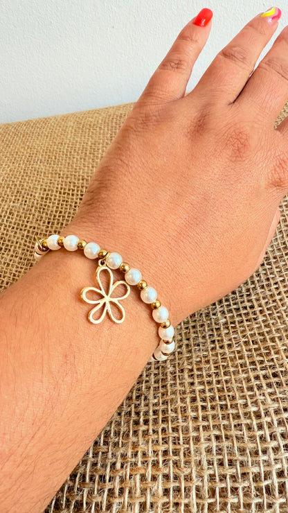 Bracelet perles blanches et dorées Pendentif fleur