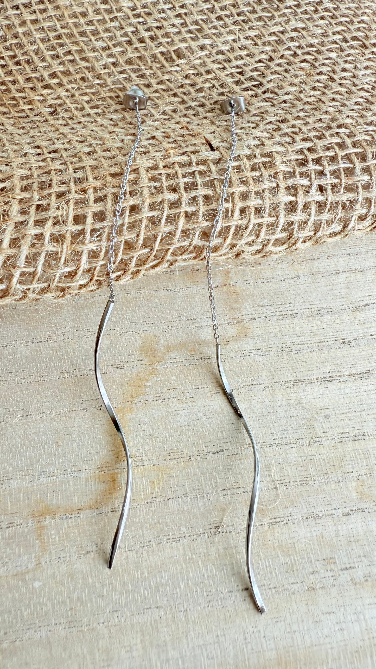 Boucles d’oreilles pendantes argentées fines chaînes et tiges ondulées