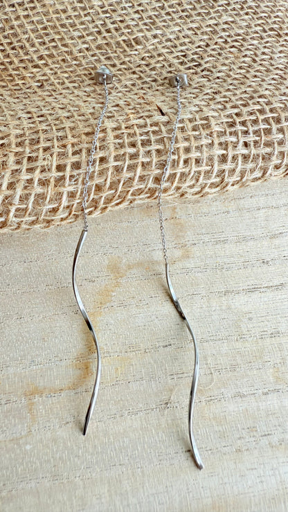 Boucles d’oreilles pendantes argentées fines chaînes et tiges ondulées