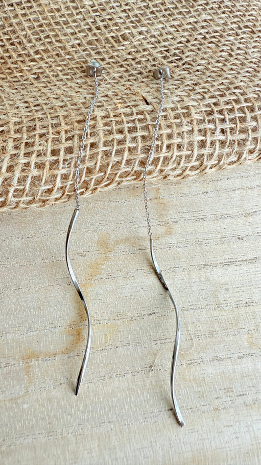 Boucles d’oreilles pendantes argentées fines chaînes et tiges ondulées