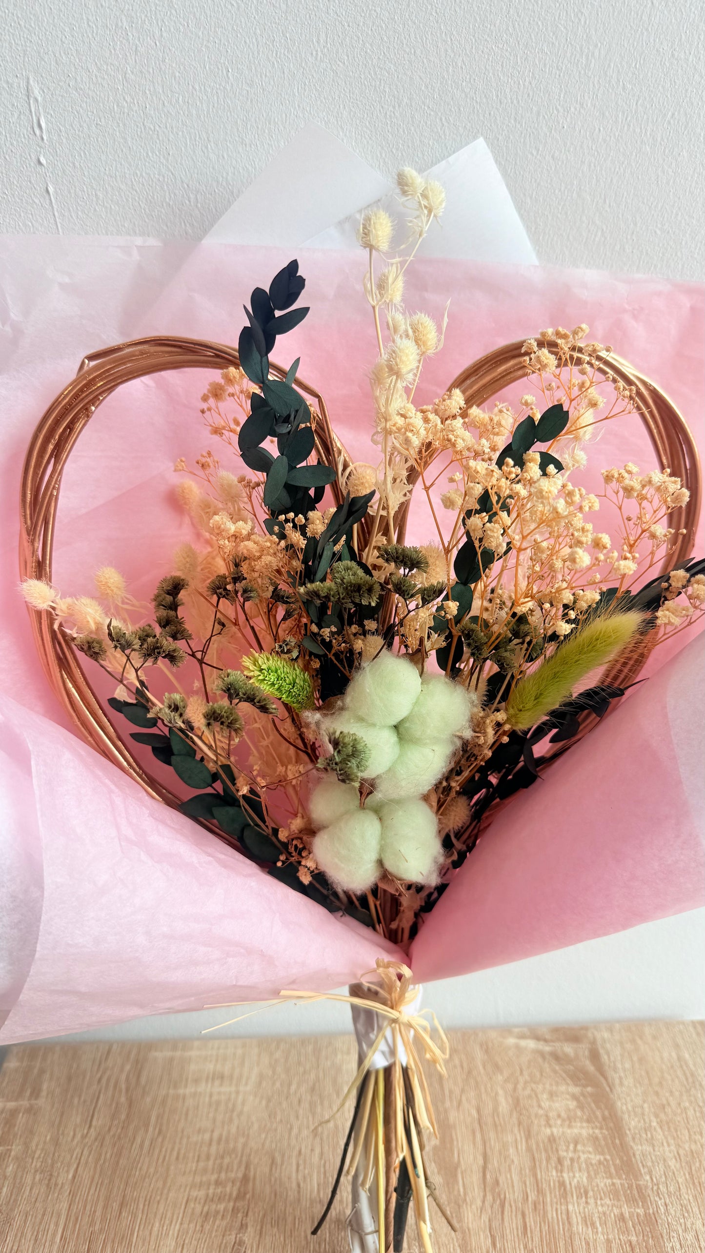 Bouquet structure cœur vert et blanc