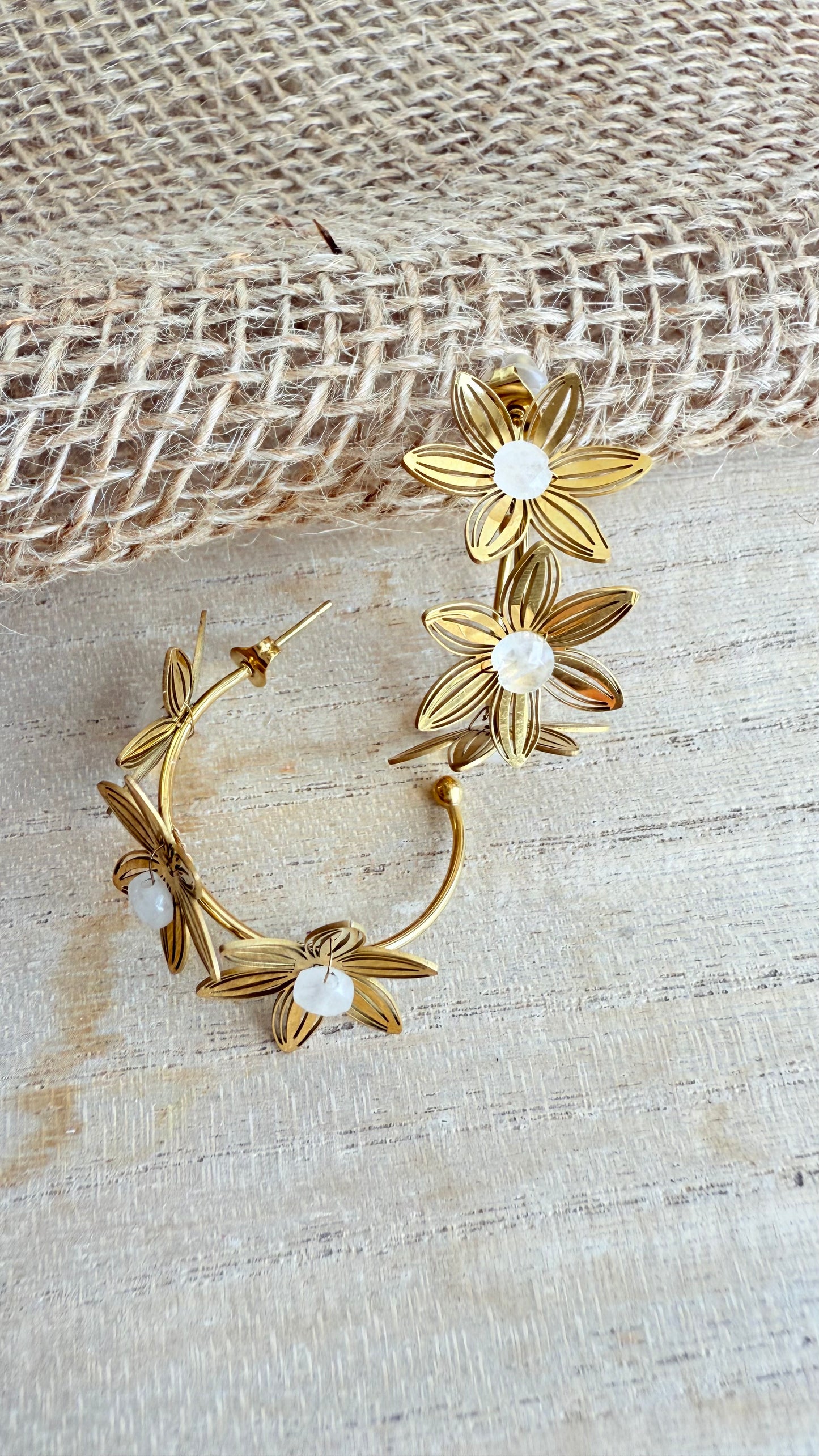 Créoles dorées fleurs ajourées et perles blanches