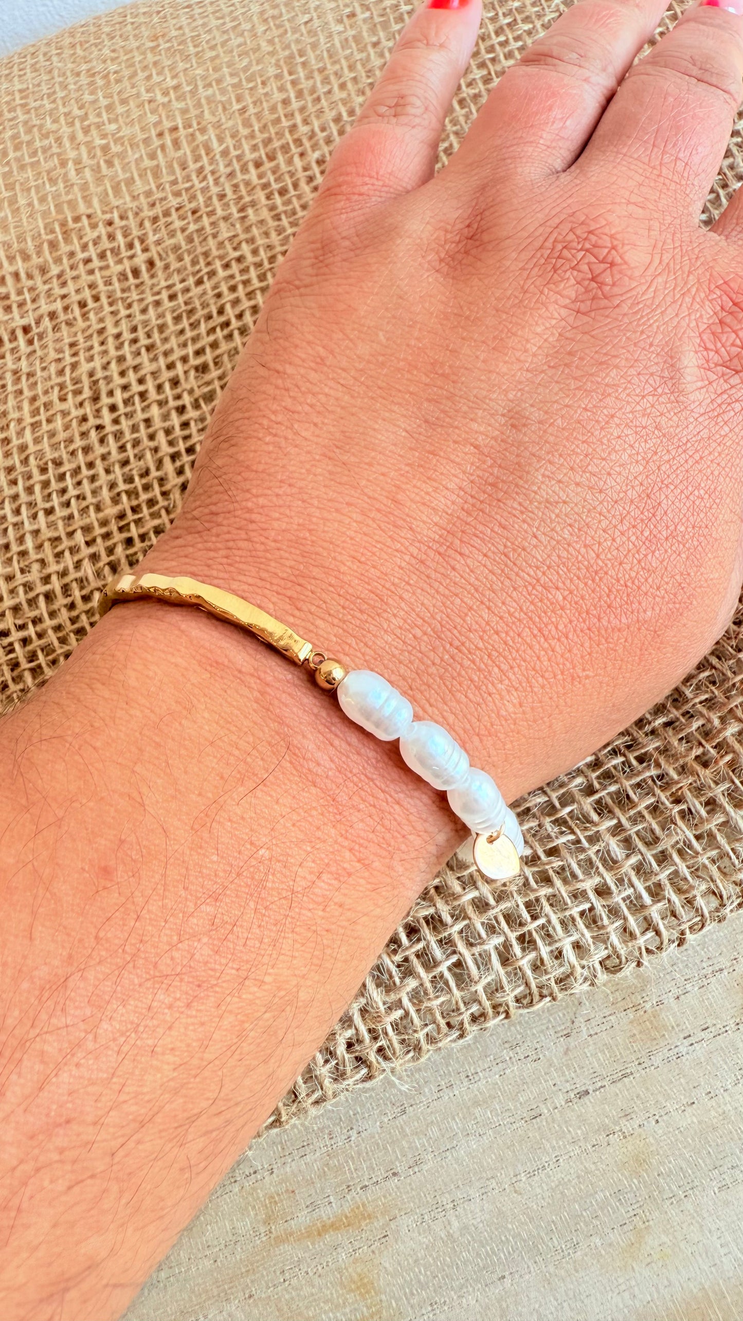 Bracelet demi-perles demi-jonc doré