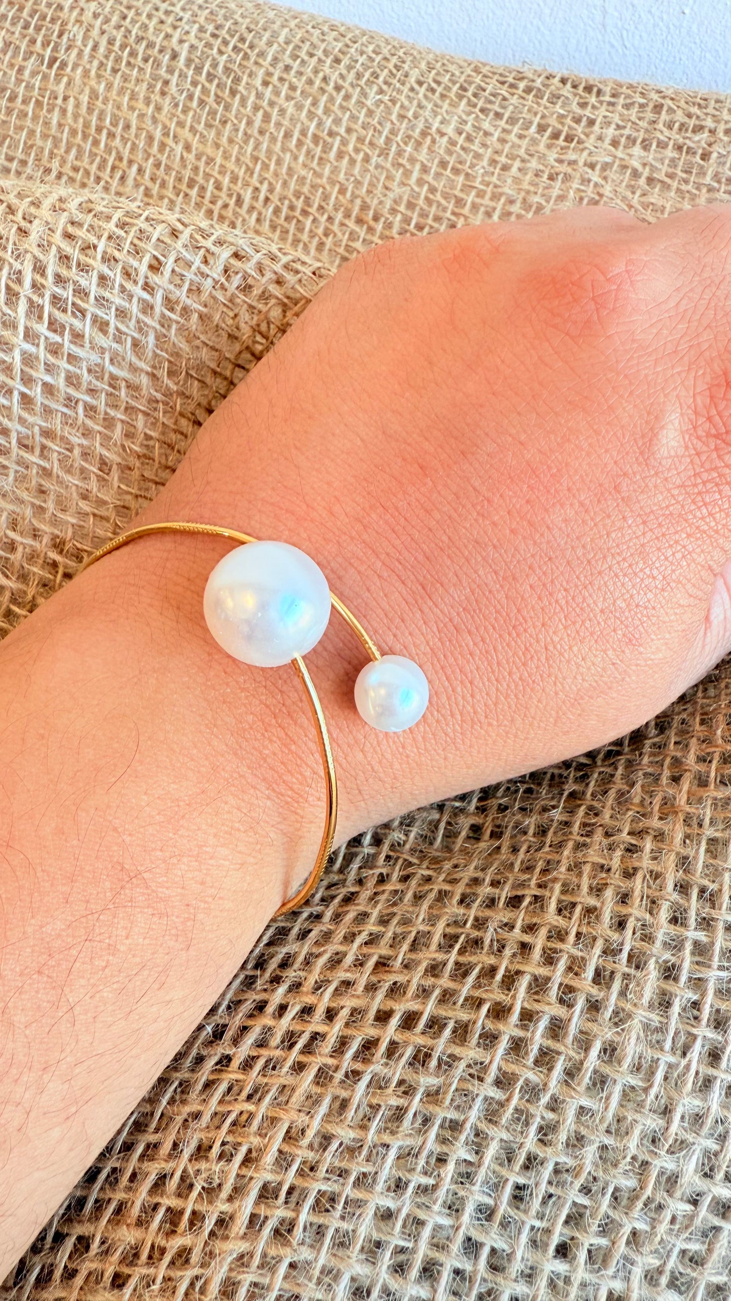 Bracelet acier inoxydable doré et perles blanches