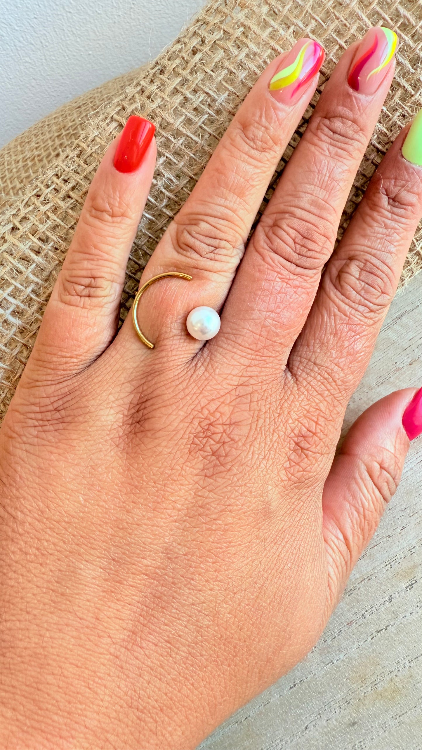 Bague dorée croissant de lune avec perle blanche