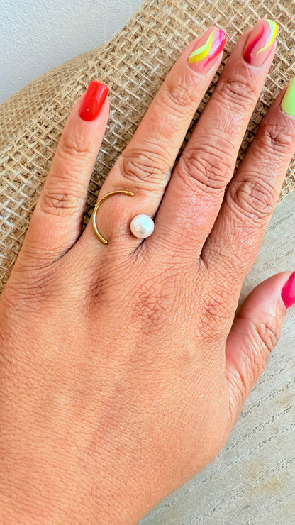 Bague dorée croissant de lune avec perle blanche