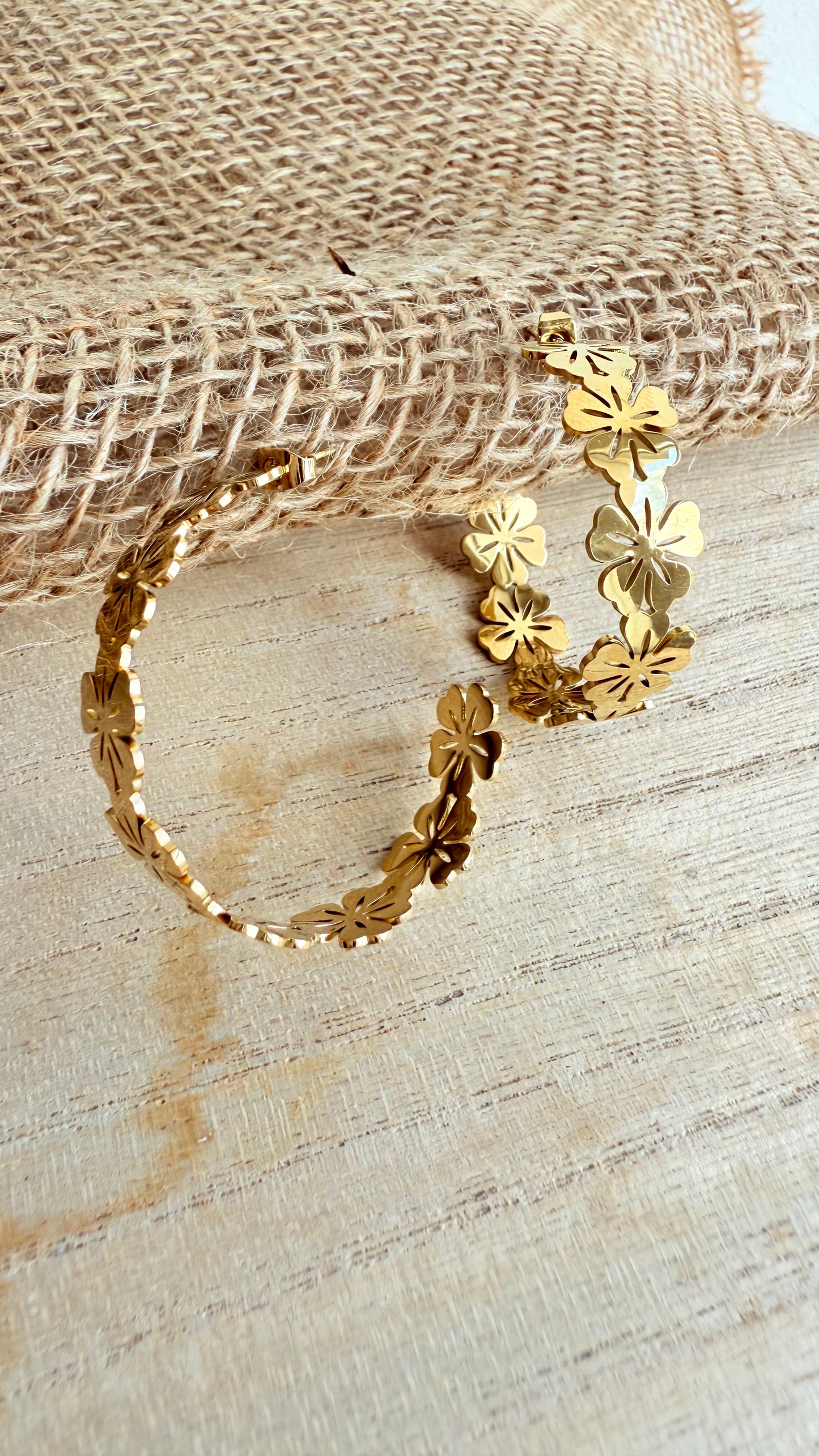 Boucles d’oreilles dorées créoles fleurs