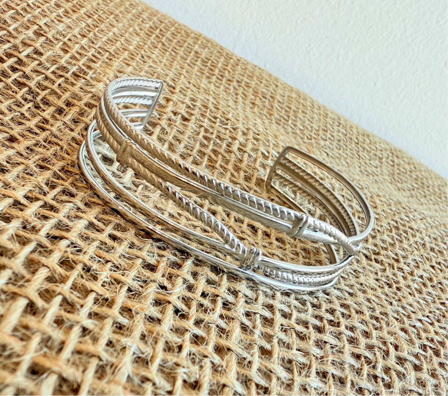 Manchette argentée style tressé Bijou élégant effet torsadé