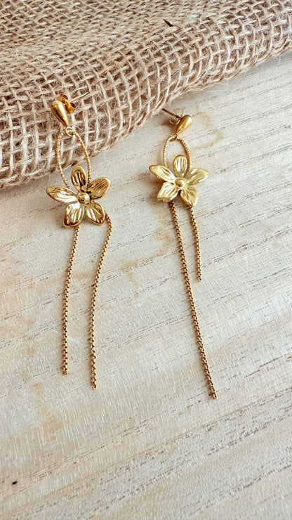Boucles d’oreilles pendantes dorées à fleurs et chaînes fines