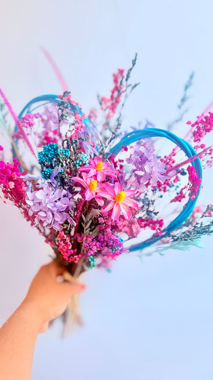 Bouquet structure cœur bleu