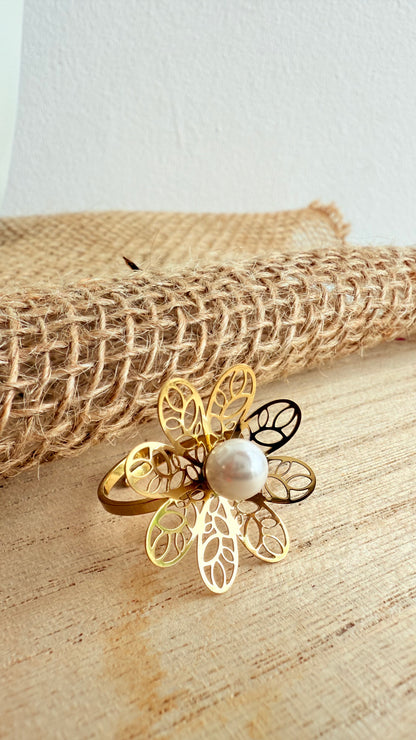 Bague fleur ajourée dorée avec perle blanche