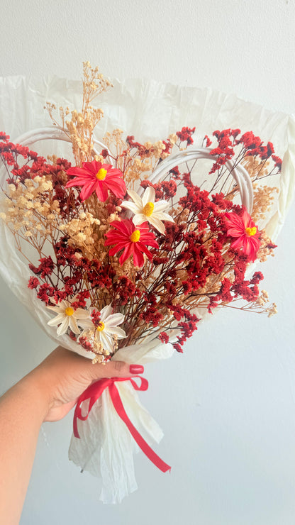 Bouquet structure cœur rouge et blanc