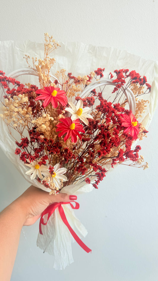 Bouquet structure cœur rouge et blanc