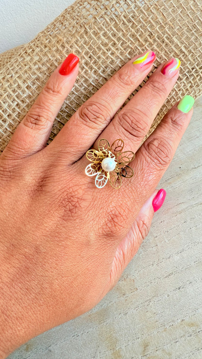Bague fleur ajourée dorée avec perle blanche