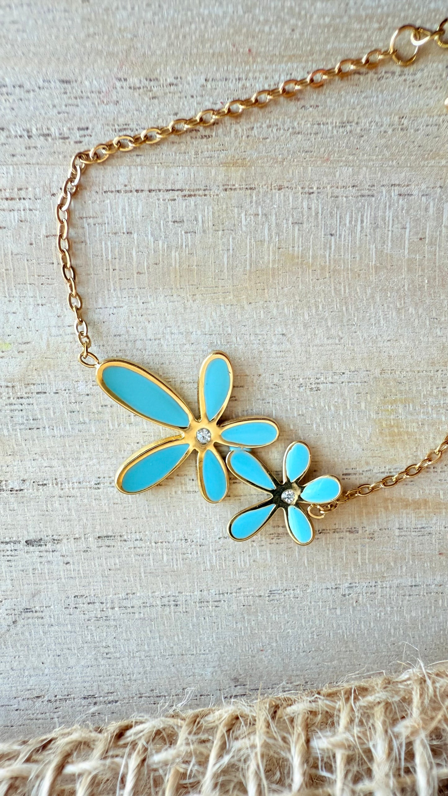 Bracelet fleurs turquoise chaîne dorée et strass