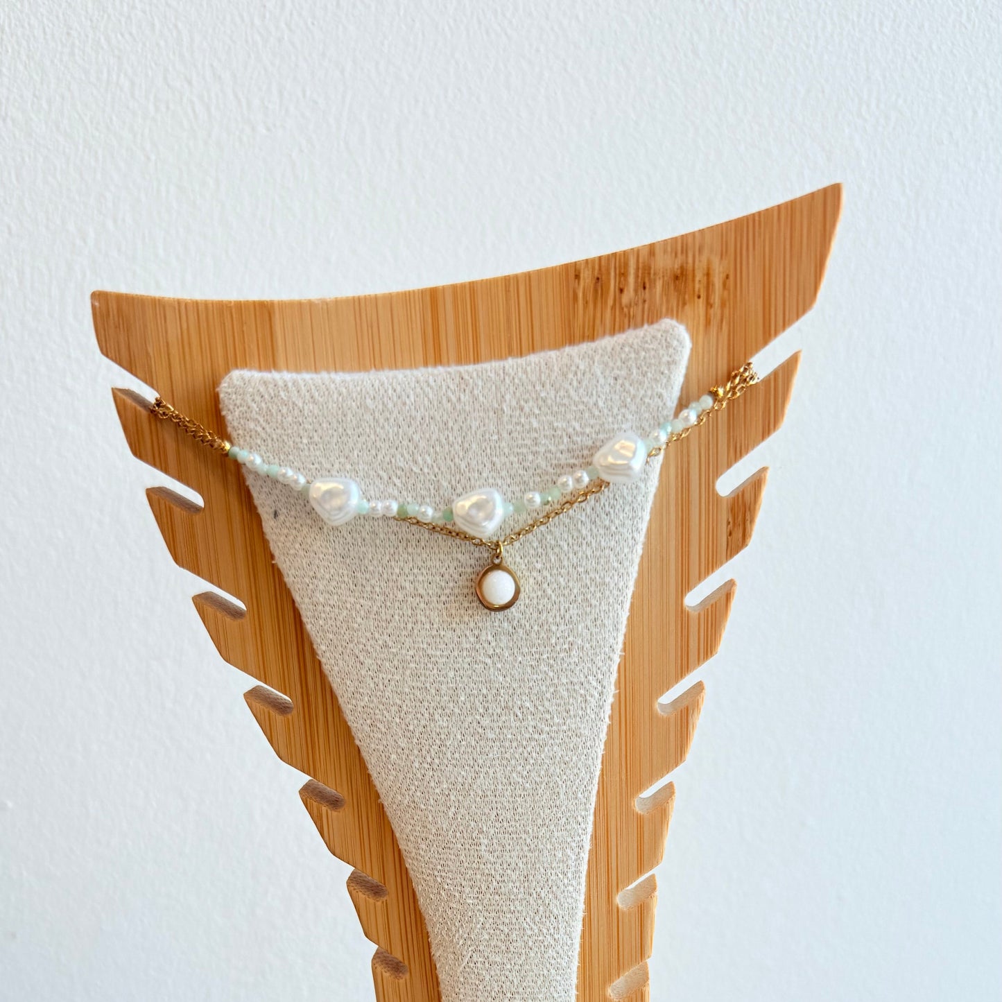 Chaîne de cheville dorée perles blanches