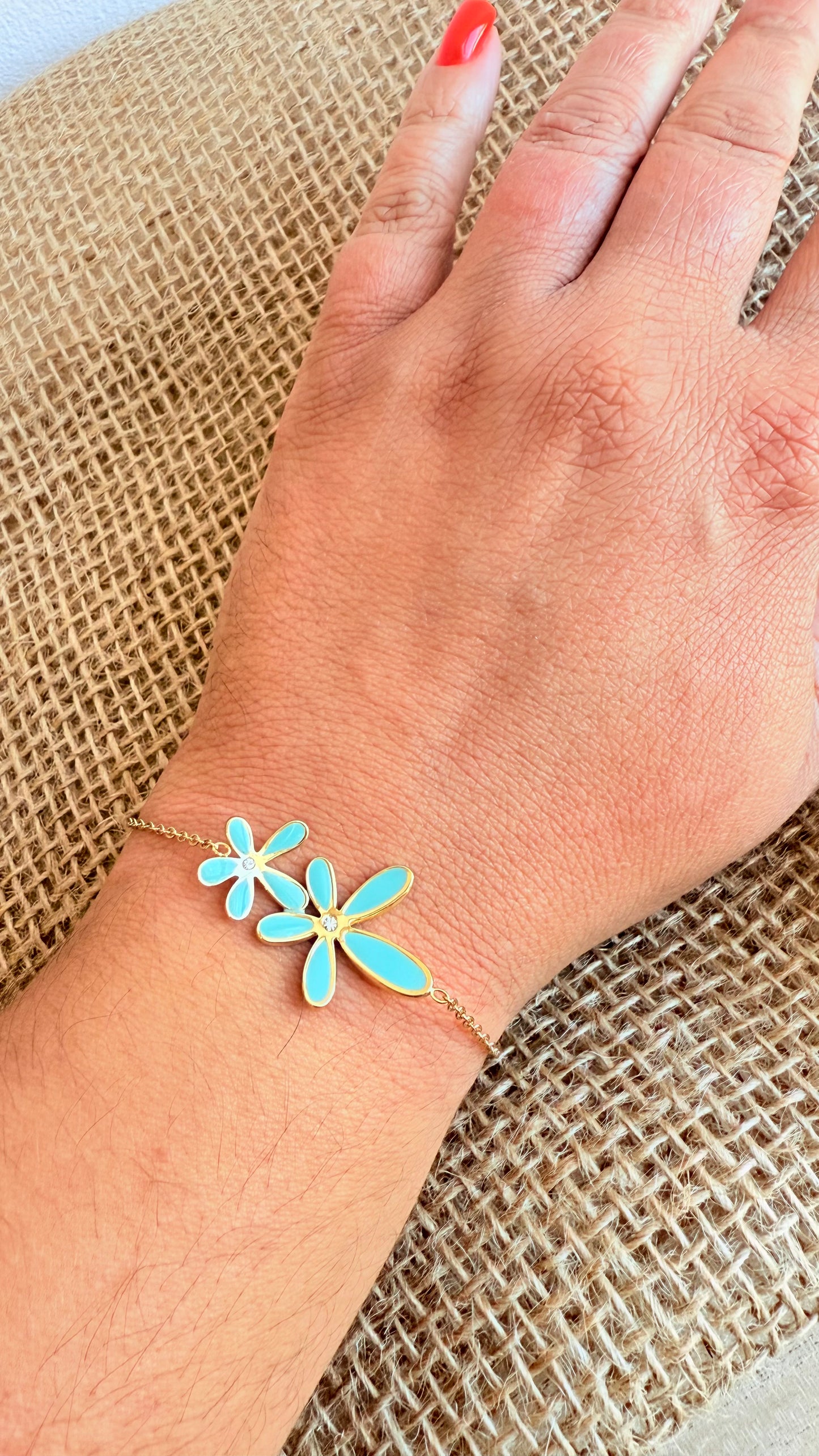 Bracelet fleurs turquoise chaîne dorée et strass