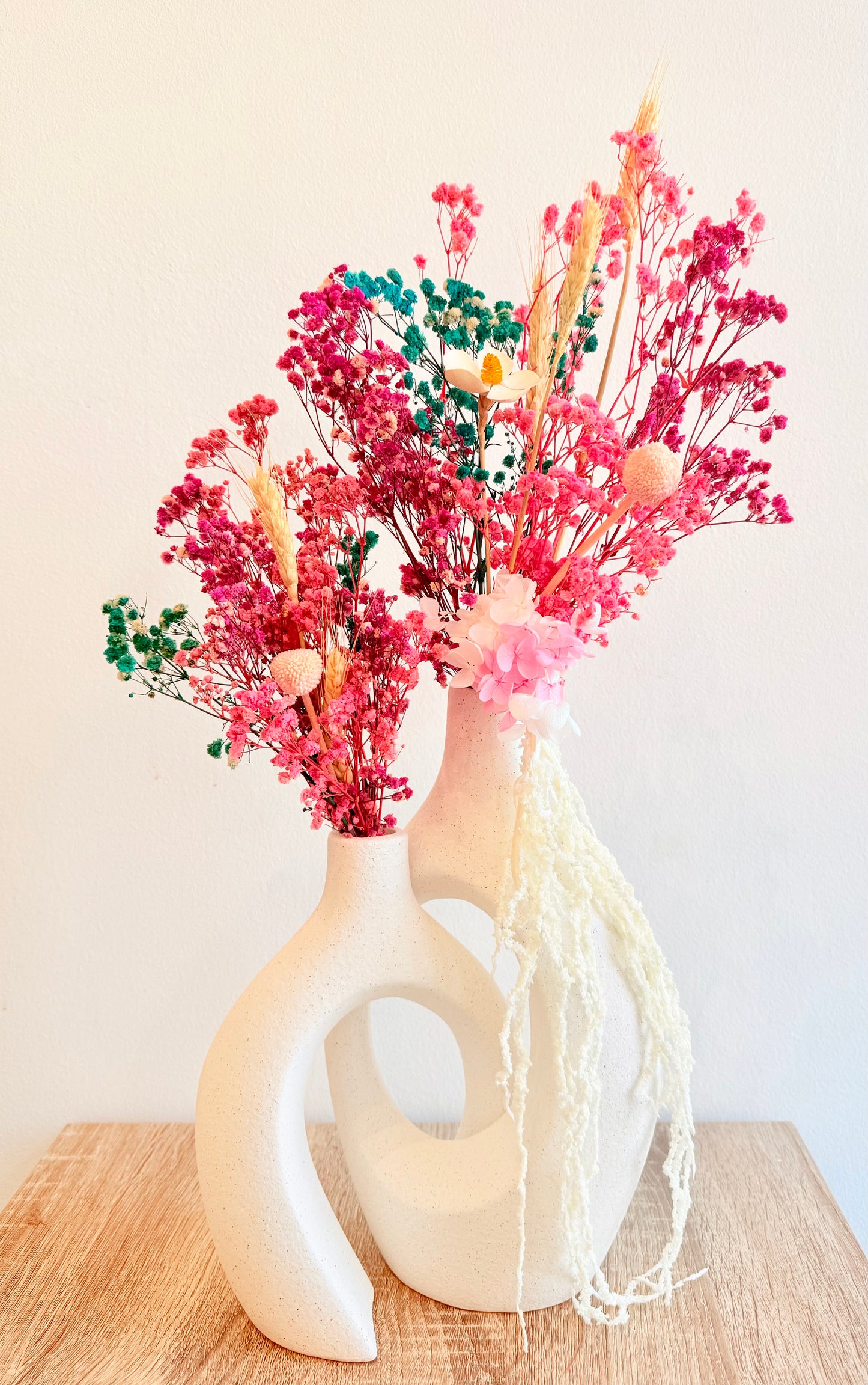 Duo de vases design avec fleurs séchées