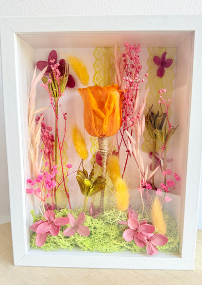 Cadre floral avec rose éternelle orange et fleurs séchées