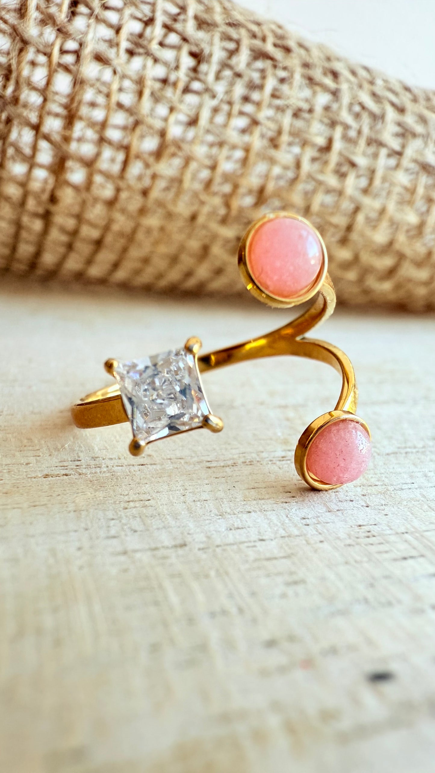 Bague ajustable dorée avec strass et perle roses