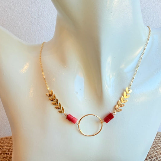 Collier doré feuilles et perles rouges