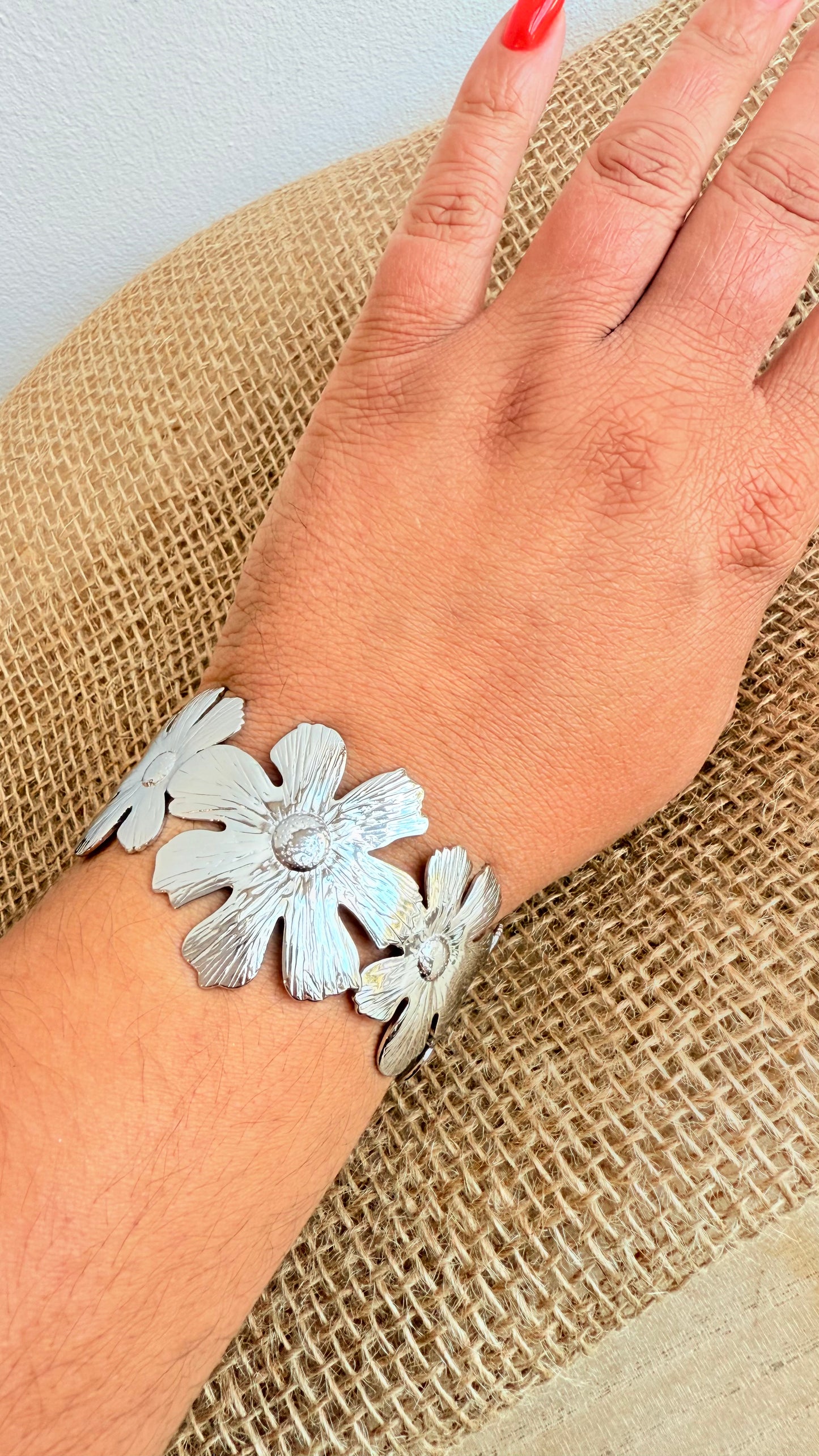 Bracelet fleurs argentées bijou floral élégant