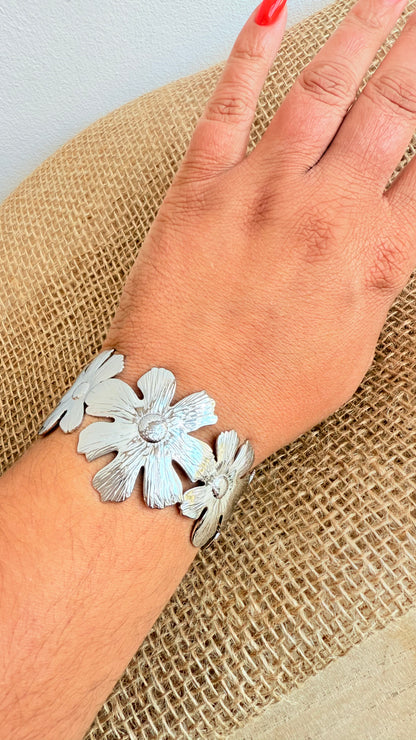 Bracelet fleurs argentées bijou floral élégant
