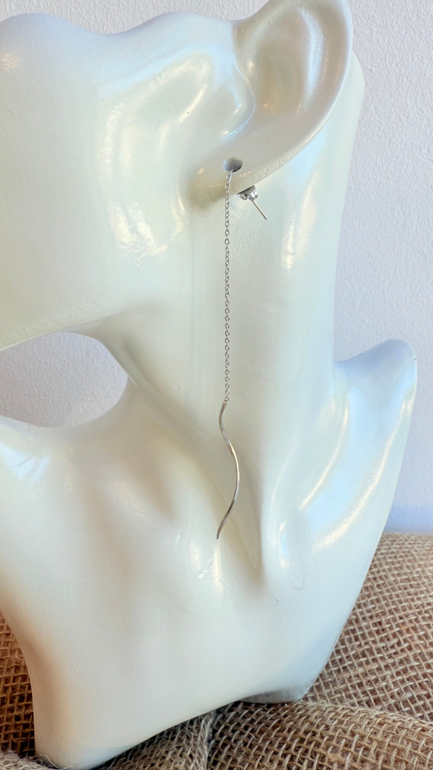 Boucles d’oreilles pendantes argentées fines chaînes et tiges ondulées