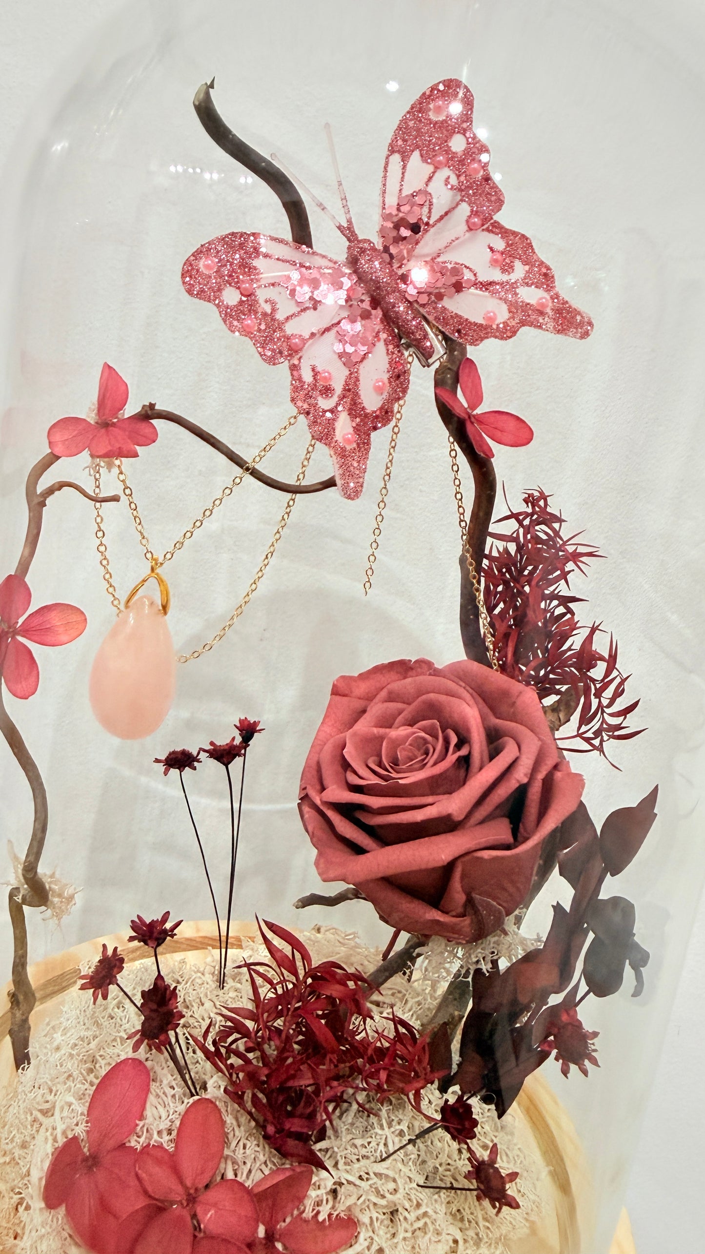 Cloche florale éternelle – Quartz rose & Papillon
