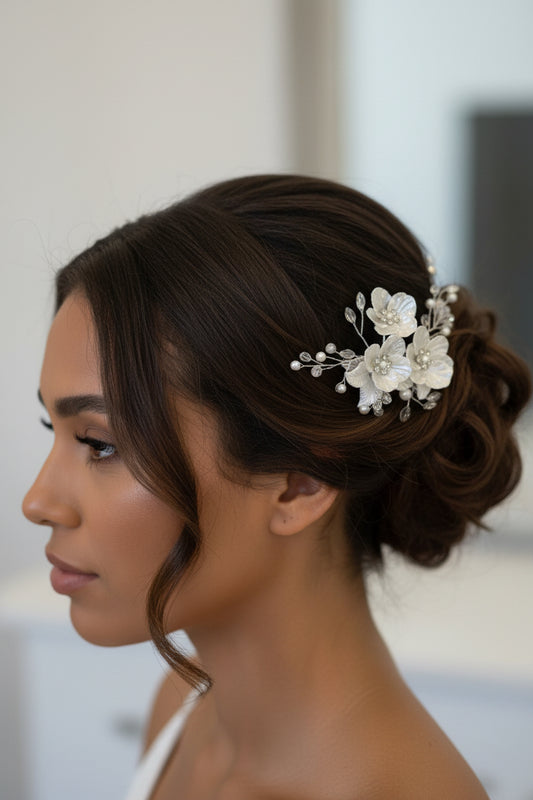 Pince à cheveux fleurs blanches et perles