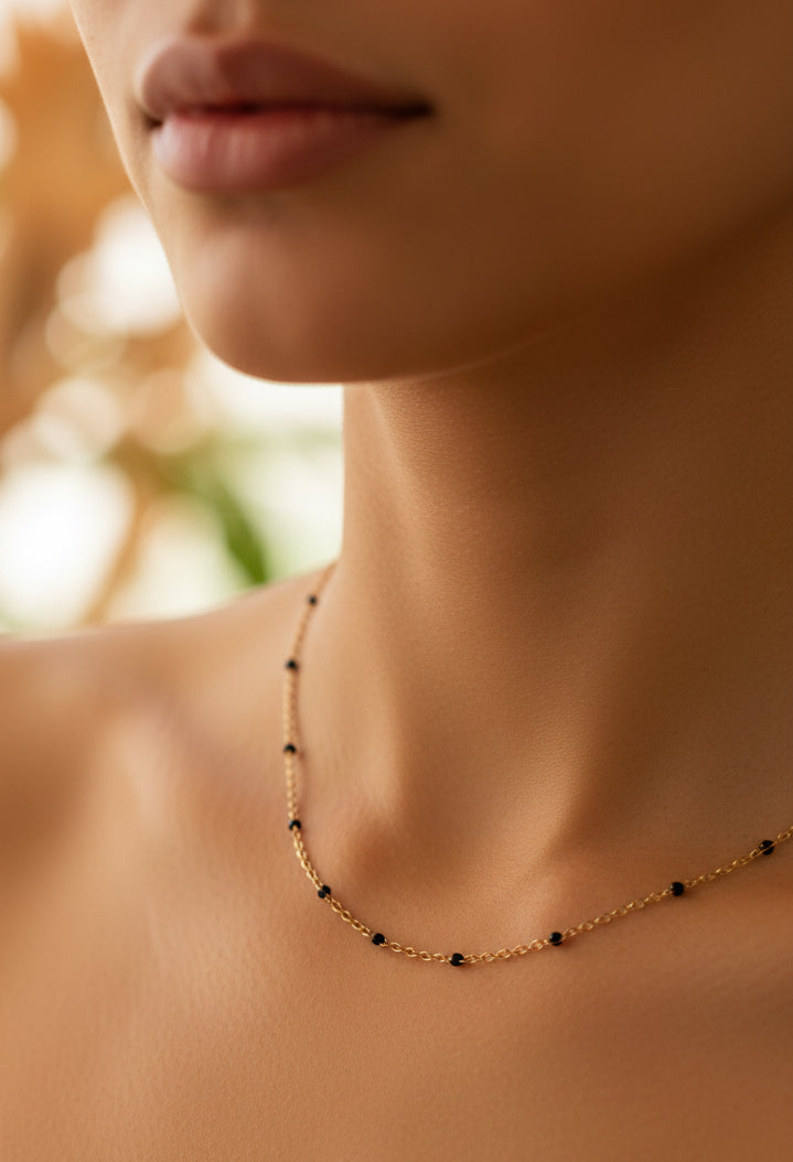 Collier fin doré & perles noires