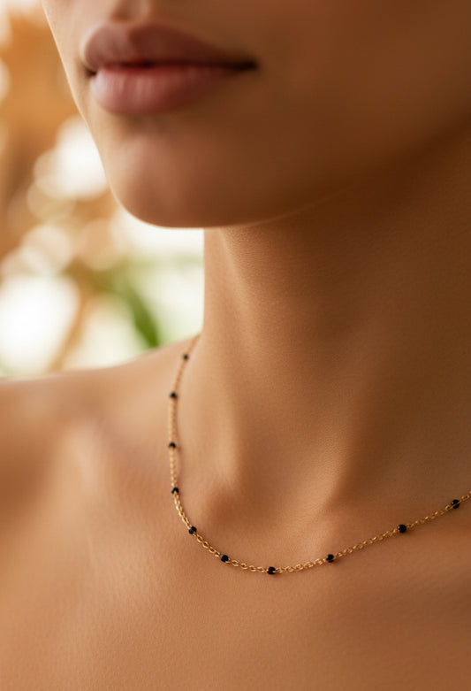 Collier fin doré & perles noires
