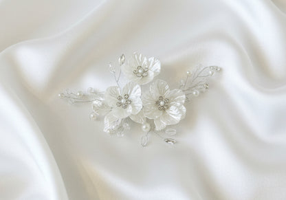 Pince à cheveux fleurs blanches et perles