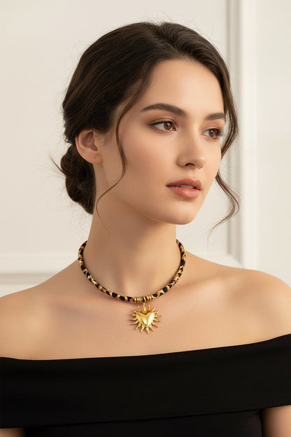 Collier en nylon noir & doré, cœur rayonnant