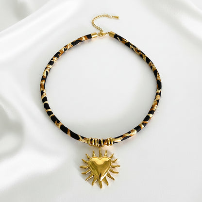 Collier en nylon noir & doré, cœur rayonnant