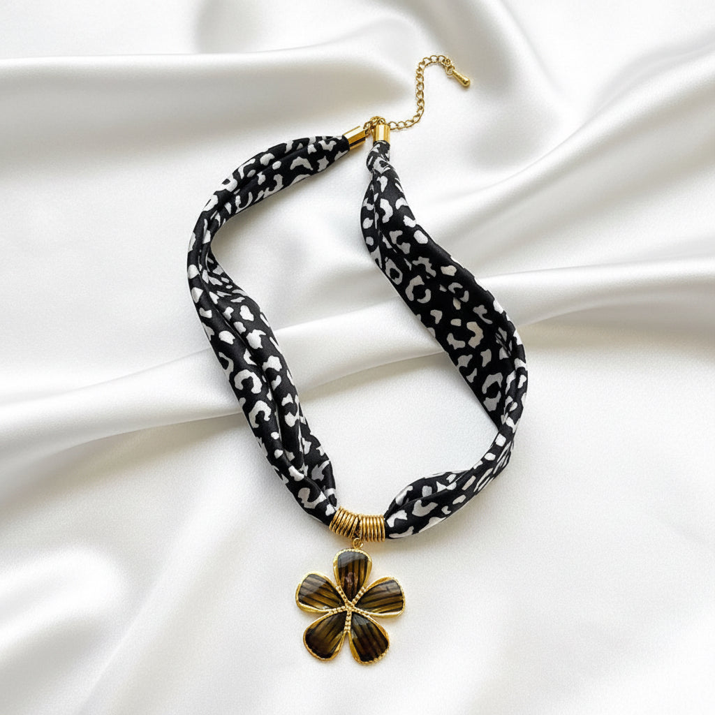 Collier foulard noir et blanc - fleur doré