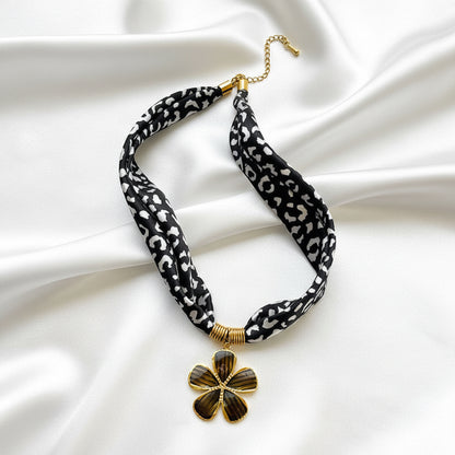 Collier foulard noir et blanc - fleur doré