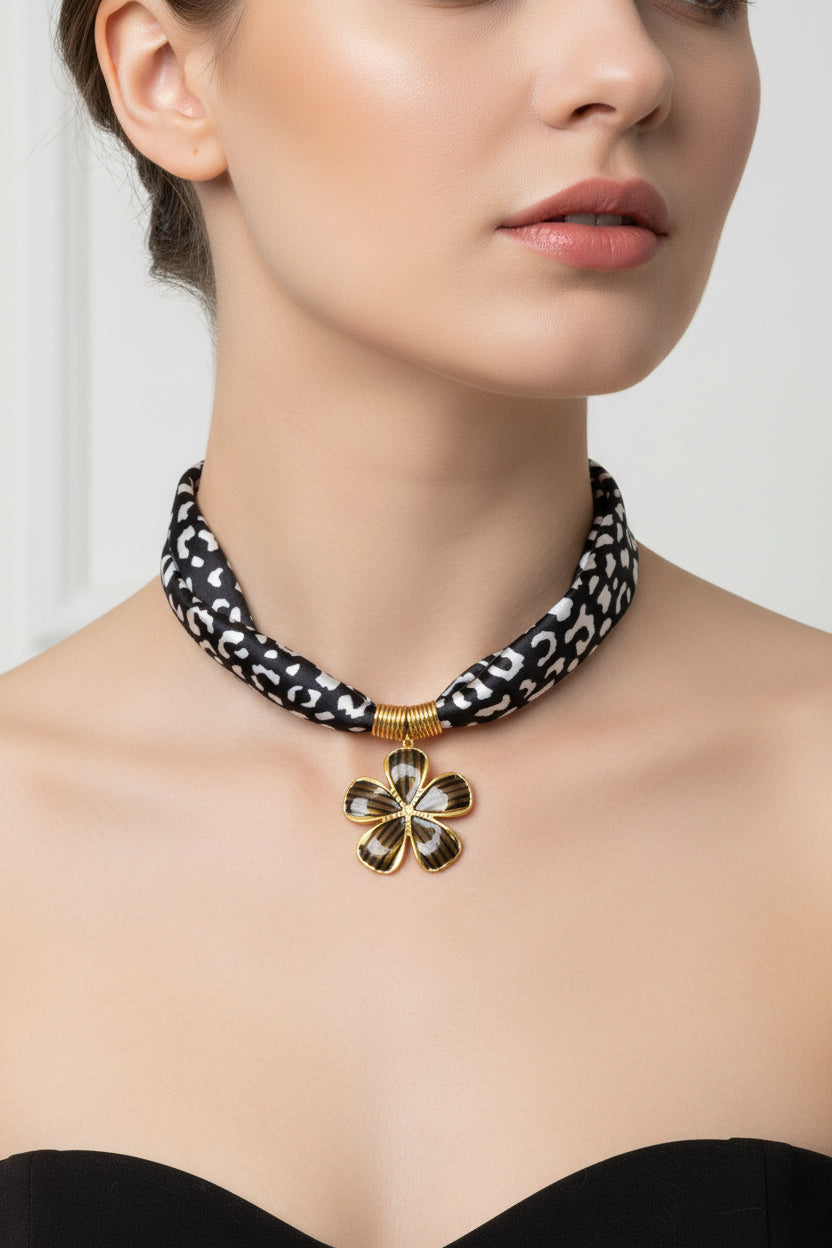 Collier foulard noir et blanc - fleur doré