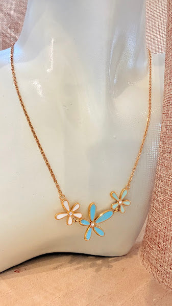 Collier fleurs turquoise chaîne dorée et strass